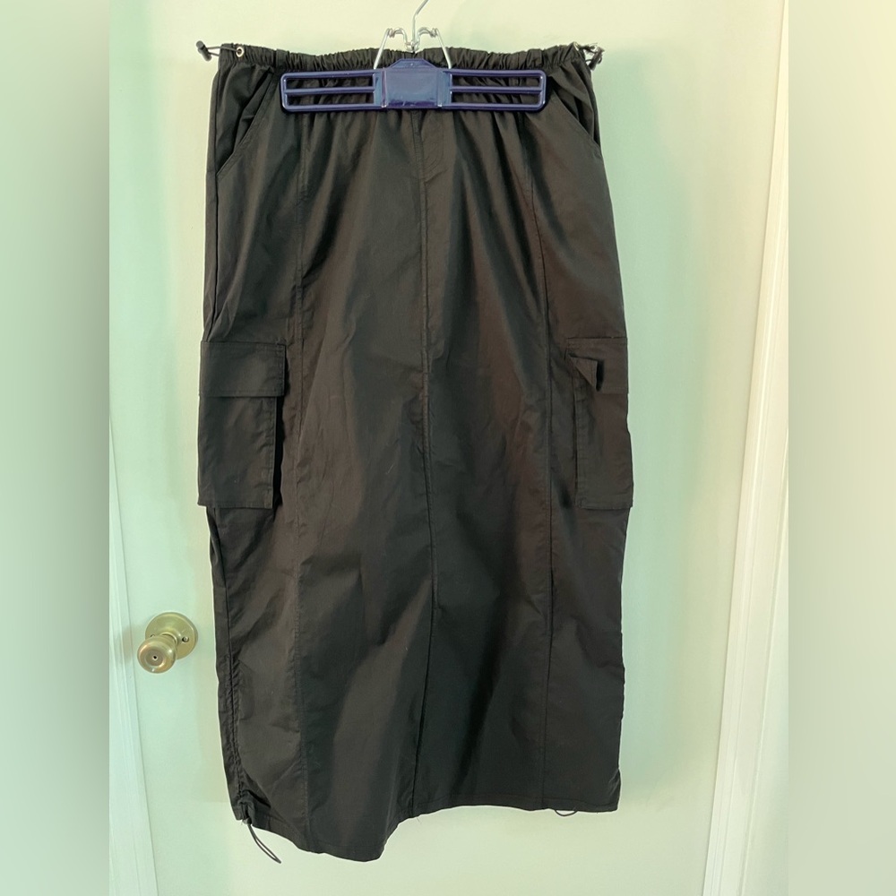 Idun Jade size large skirt with side toggle, pockets, and a split in the back